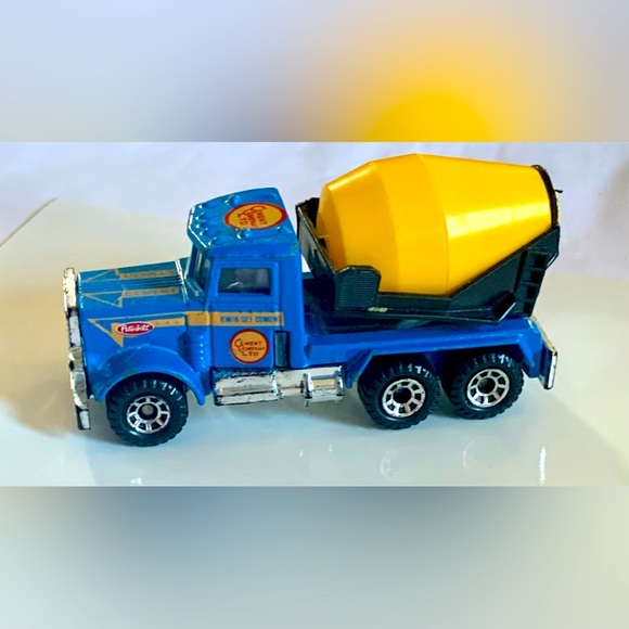 Other - 🟦 Matchbox RARE 1981 Peterbilt Cement Truck